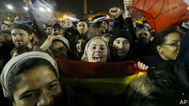 Fieles en la plaza de San Pedro