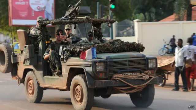 Французский патруль на улицах Банги