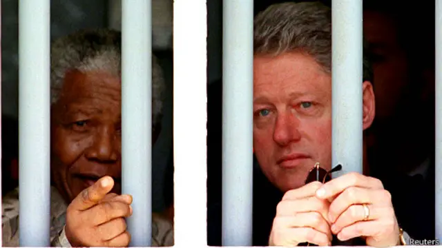 نیلسن منڈیلا اس وقت کے امریکی صدر بل کلنٹن کے ہمراہ