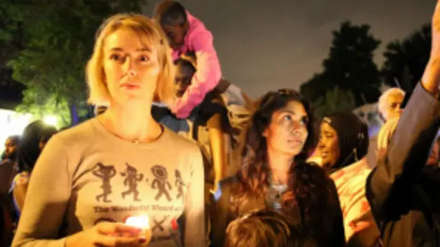 گروهی از مردم بیرون خانه‌ای که نلسون ماندلا در آن درگذشت، جمع شده‌اند