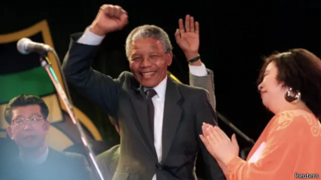 曼德拉1990年10月28日访问东京的照片（资料照片）