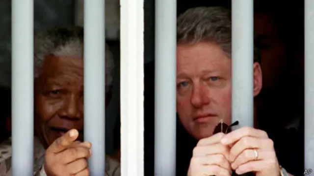 Cựu Tổng thống Hoa Kỳ Bill Clinton viết trên Twitter: "Tôi sẽ mãi nhớ đến người bạn Madiba của mình"