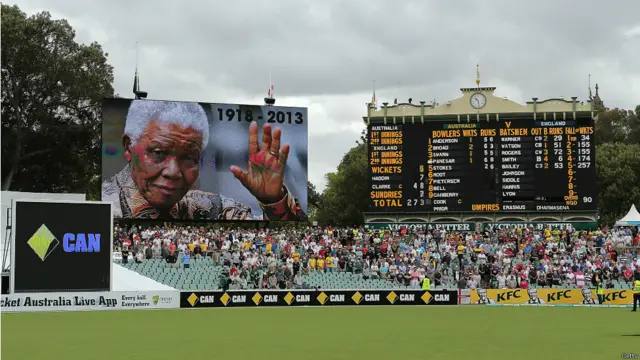 阿德莱德体育场观众起立为曼德拉默哀（6/12/2013）