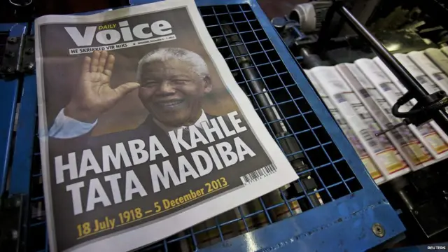 南非开普敦一家报社内刚印刷完毕的“曼德拉逝世”报章头版（6/12/2013）
