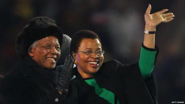 نیلسن منڈیلا 2010 میں جنوبی افریقہ میں ہونے والے ورلڈ کپ کے فائنل میں سپین اور ہالینڈ کا میچ دیکھنے میدان میں آئے۔ 