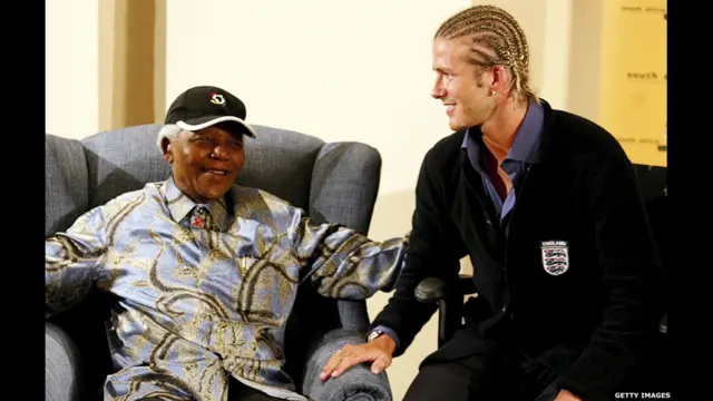 انگلینڈ کے عظیم فٹ بال کھلاڑی ڈیوڈ بیکہم نے 2003 میں نیلسن منڈیلا سے ملاقات کی تھی۔