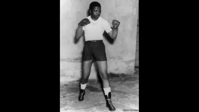 نیلسن منڈیلا کی یہ تصویر 1950 میں لی گئی۔ منڈیلا نے ملک سے نسل پرستی کے خاتمے اور جنوبی افریقہ کو ایک جمہوری ملک بنانے میں اہم کردار ادا کیا۔
