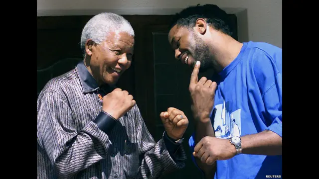 نیلسن منڈیلا نے باکسنگ کے ہیوی چیمپیئن لینوکس لیوس سے کئی بار ملاقات کی۔