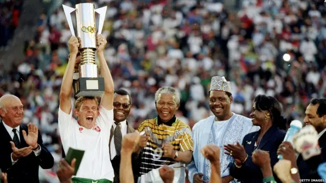 منڈیلا کے دورِ حکومت میں جنوبی افریقہ کی فٹ بال ٹیم نے افریقن نیشنل فٹبال کپ بھی جیت لیا۔