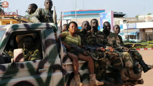 پیکارجویان گروه اسلامگرای سلکا که بعضی از آنها به نیروهای امنیتی پیوستهاند، در خیابان های بانگی، پایتخت گشت میزنند