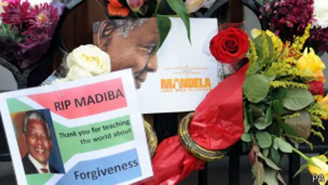 په ټولنیزو رسنیو، فېسبوک او ټویټر کې هم د نړۍ په لرو بر کې خلکو نېلسن منډیلا ته خپل درناوي او پېزوینې وړاندې کړې دي