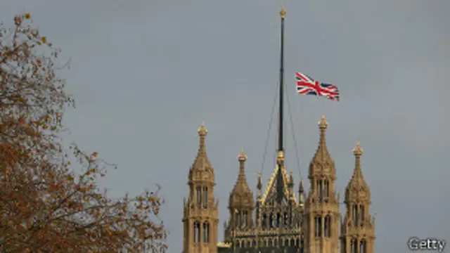 Приспущенный британский флаг