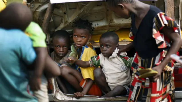 پس از کشته شدن 12 نفر در شمال بانگی به دست نیروهای مسیحی 'ضد بالاکا'، صدها روستایی از بیم حملههای تلافیجویانه مسلمانان 'سلکا' از خانههای خود فرار کردهاند