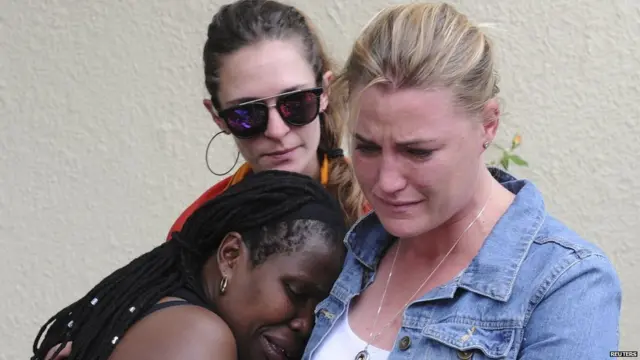 不同种族的群众在曼德拉故居外痛哭（6/12/2013）