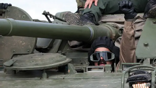 Maduro en un tanque y vestido de militar