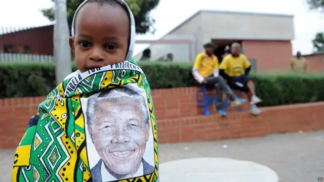 Bekas rumah Mandela di Soweto yang sekarang menjadi museum, juga menjadi tempat warga yang mengungkapkan duka.