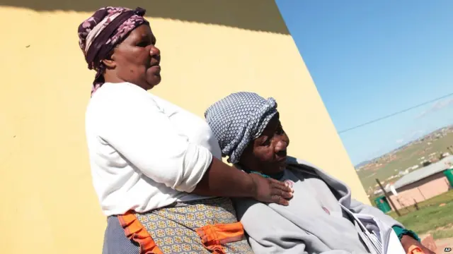 曼德拉家族成员互相安慰（6/12/2013）