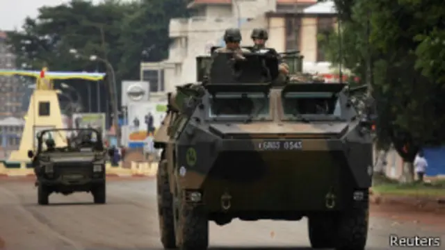 မြို့တော ဘန်ဂီမှာ ကင်းလှည့်နေတဲ့ ပြင်သစ် တပ်ဖွဲ့တွေ။