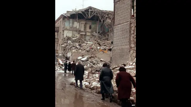 Xilas olanlar xaraba qalmış Leninakanı tərk edir, 15 dekabr 1988, AFP