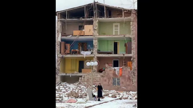 Dağılmış evin yanında qadın, 7 dekabr 1988, AFP