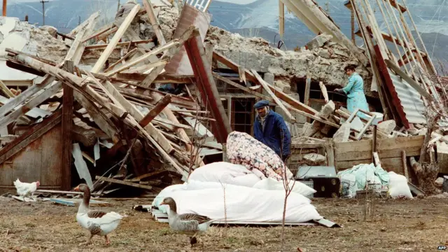 Sağ qalanlar viranəlikdə eşələnir, 11 dekabr 1998-ci il, AFP
