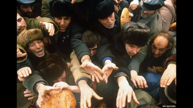 Çörək növbəsi, 7 dekabr, 1988-ci il. AFP
