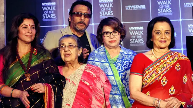 آشا پاریکھ اپنے دوستوں کے ساتھ وقت گزارنا پسند کرتی ہیں