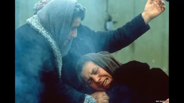 Zəlzələdən sağ qalmış qadınlar biri-birinə təskinlik verir, 1988. Rex Features