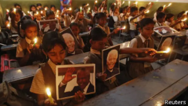 ကွယ်လွန်သူ မင်ဒဲလားအတွက် အမှတ်ရ ဆုတောင်းနေ ကြသည့် အိန္ဒိယနိုင်ငံ အမီဒါဘတ် မြို့က ကျောင်းသားများ။