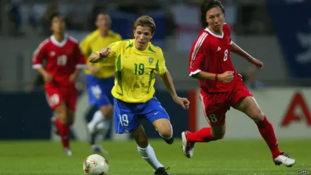 Juninho Paulista joga pela seleção brasileira em 2002 | Foto: Getty
