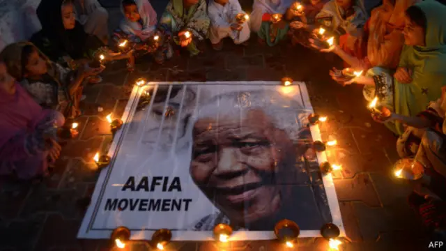 تلاميذ في باكستان يتجمعون حول صورة لمانديلا حدادا على رحيله