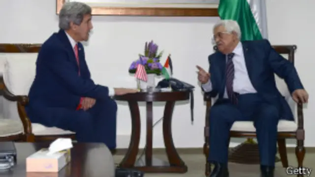 جان کری در جریان سفرش به خاورمیانه با محمود عباس، رئیس تشکیلات خودگردان فلسطینی دیدار کرد