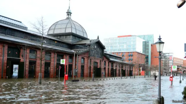 Гамбургский рыбный рынок залит водой.