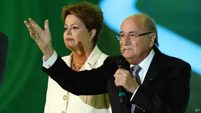 Ông Blatter (phải)