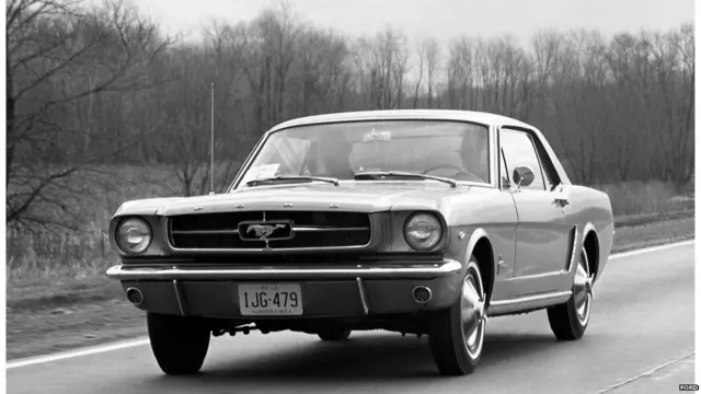 فورڈ کی مسٹینگ جی ٹی او سے مختلف تھی۔ اس گاڑی کو ’پونی کار‘ کا نام دیا گیا تھا۔ یہ نام اس لیے دیا گیا کہ اس گاڑی کے نشان کے طور پر گھوڑے کی تصویر ہے۔ جِم ویگنر کا کہنا ہے ’مسٹینگ سٹائل کے لحاظ سے بہت اچھی گاڑی تھی۔ لیکن یہ گاڑی اتنی طاقتور نہیں تھی۔ تو آپ یہ کہہ سکتے ہیں کہ ان دونوں گاڑیوں کا مقابلہ تو تھا لیکن دونوں مختلف تھیں۔‘