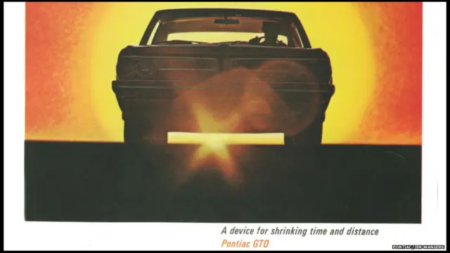 مسٹینگ کو پہلی بار 1964 میں فروخت کے لیے متعارف کرایا گیا۔ اسی سال پونٹئیک کی جی ٹی او جس کو جنرل موٹرز نے بنایا تھا بھی فروخت کے لیے پیش کی گئی۔ جی ٹی او (تصویر میں) پہلی گاڑی تھی جو ایک طاقتور گاڑی تھی جس کو ’مسل کار‘ کا نام دیا گیا اور جس کو بڑی تعداد میں بنایا گیا۔ پونٹیئیک کی اشتہاری ٹیم میں شامل جِم وینگرز کا کہنا ہے ’جی ٹی او ایسے افراد کے لیے بنائی گئی تھی جو کچھ غیر معمولی چاہتے ہو اور جو تھوڑا خطرناک طریقے سے گاڑی چلانا چاہتے ہوں۔‘