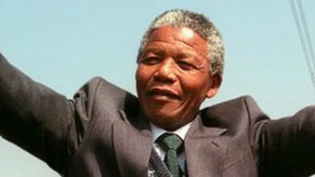 نیلسن مینڈیلا جنوبی افریقہ کے پہلے سیاہ فام صدر بنے