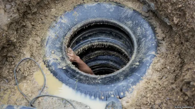 بعض المتعلقات الناجية تستخدم في أغراض مفيدة، مثل هذه الإطارات التي كانت على متن سفينة شحنة قذفتها الأمواج إلى الشاطئ في سان خوزيه. وتستخدم هذه الإطارات في بناء جدار بئر.