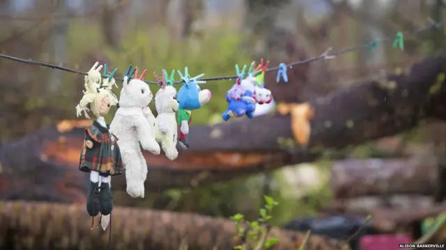 أصبحت متعلقات أخرى، بعد غسلها، وسيلة لتشتيت انتباه الصغار عن آثار كارثة الإعصار. من هذه المتعلقات لعب الأطفال التي تظهر في الصورة.