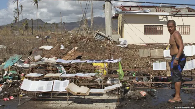 محب للقراءة يجفف مجموعته الثمينة من الكتب على جانب الطريق.