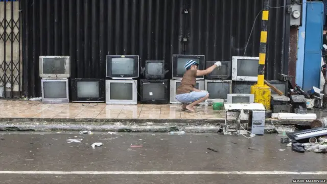 أجهزة تليفزيون يجري تنظيفها على أمل أن يمكن تصليحها بحيث تعود صالحة للاستخدام.