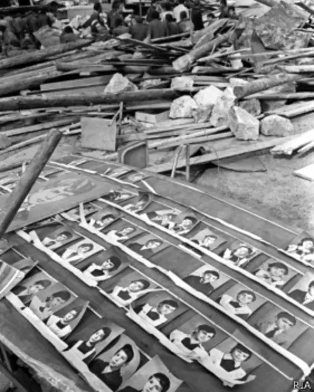 Доска с фотографиями учеников на руинах спитакской средней школы №3, разрушенной во время землетрясения. 