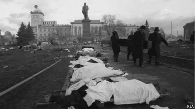 Тела погибших при землетрясении в Ленинакане. 