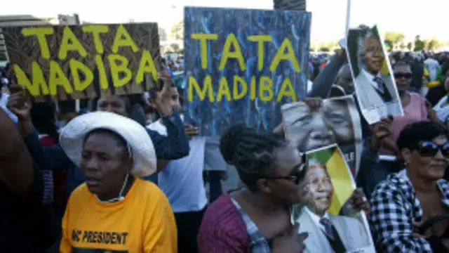 දේහය පිළිගැනීමට රැස්ව සිටින ජනතාව 