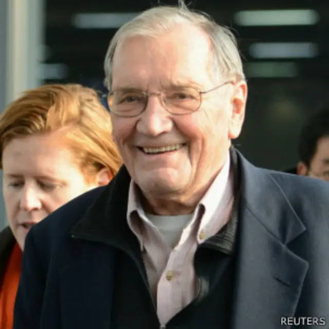 美國老兵紐曼步出北京機場航站樓(7/12/2013)