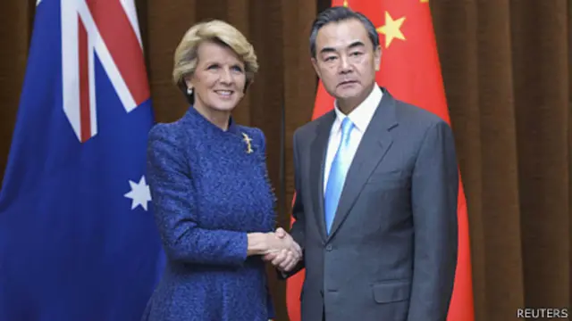 王毅（右）在北京接见毕晓普（6/12/2013）