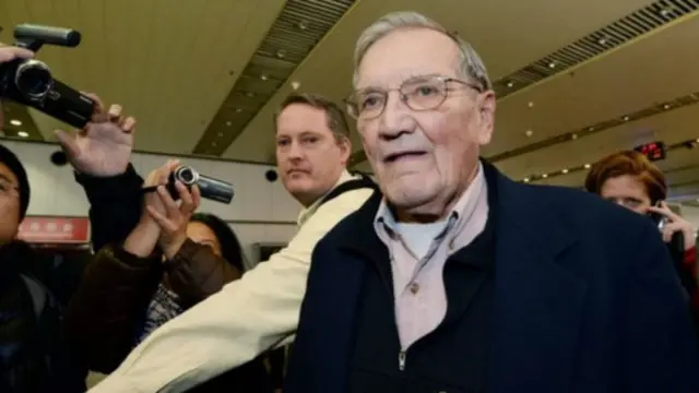 تقول مراسلة بي بي سي لوسي ويليامسون "إنها مفاجأة أن يفرج عنه بهذه السرعة".