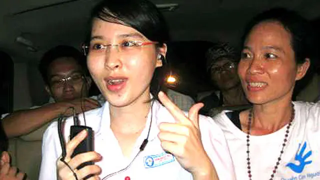 Nữ sinh Nguyễn Phương Uyên (trái)