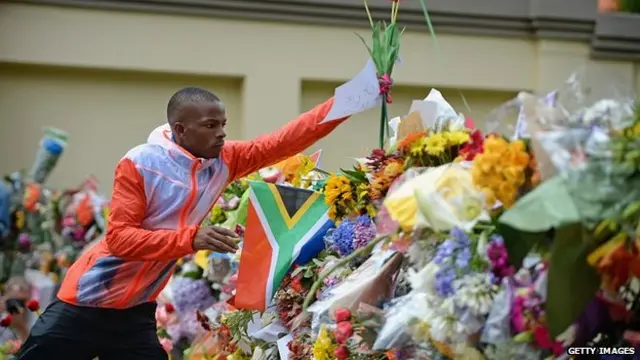 Đông đảo người dân mang hoa tới tưởng niệm ông Mandela