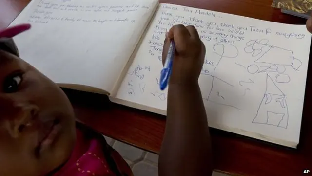 Em bé này có cách riêng để ghi lời phân ưu